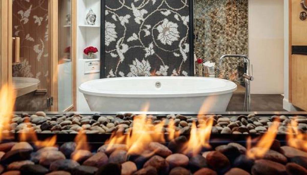 Deluxe Suite with Spa Bath