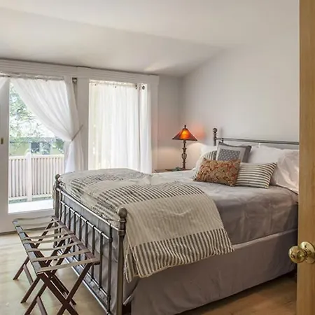 Great Home With Water View - One House From Harbor - Washer/Dryer & Dog-Friendly-2